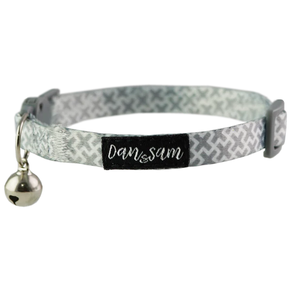 Dan & Sam Cat Adjustable Safety Collar – Grey Kisses